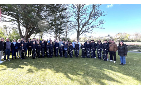 REMISE DE LEURS NOUVEAUX SACS AUX JEUNES DE L’ÉCOLE DE GOLF